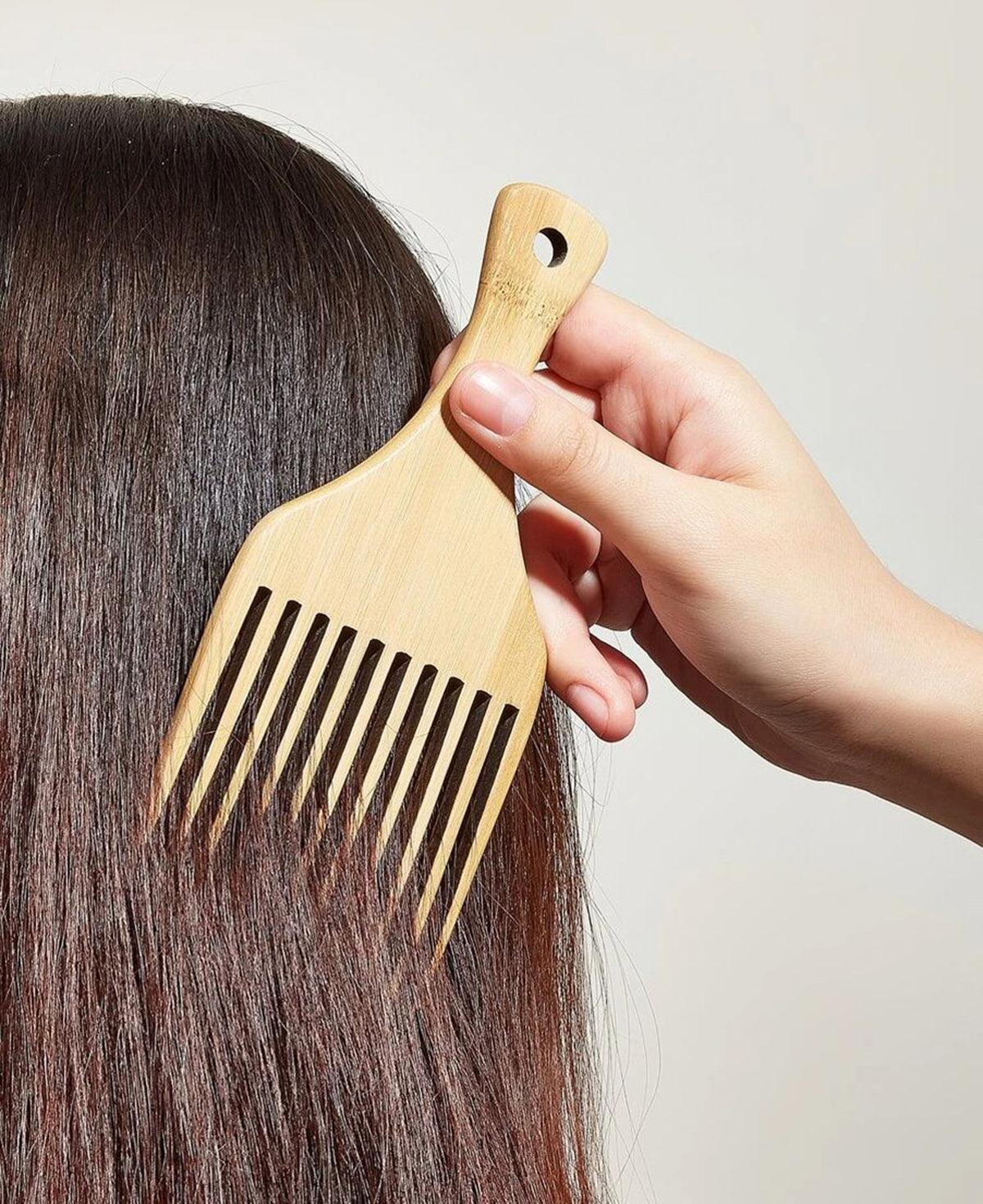 תמונה דקורטיבית - מסרק במבוק מסרק שיער ארוך